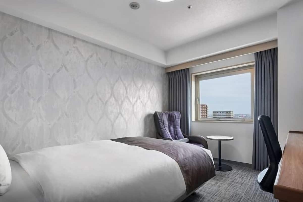 Escritorio, tabla de planchar con plancha, wifi gratis y ropa de cama