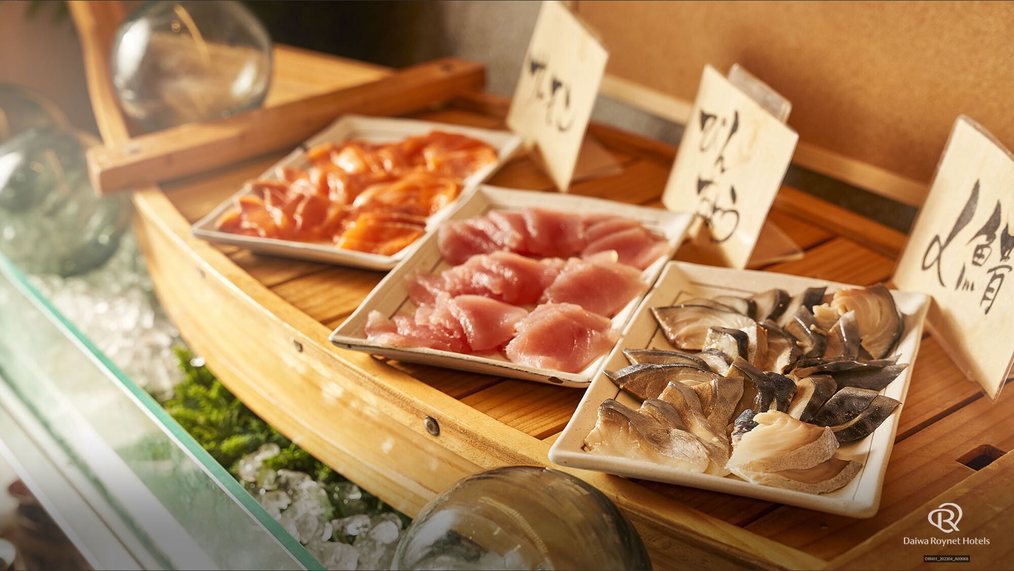 Una exhibición de mariscos con diferentes tipos de pescado y mariscos en bandejas de madera.