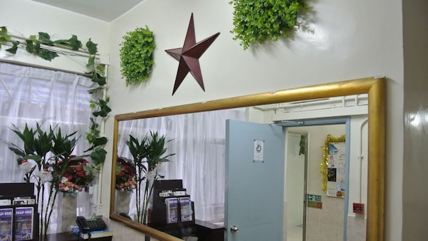 A bathroom with a large mirror, a star decoration, and green plants. - Fortunate Guest House (Kowloon)
