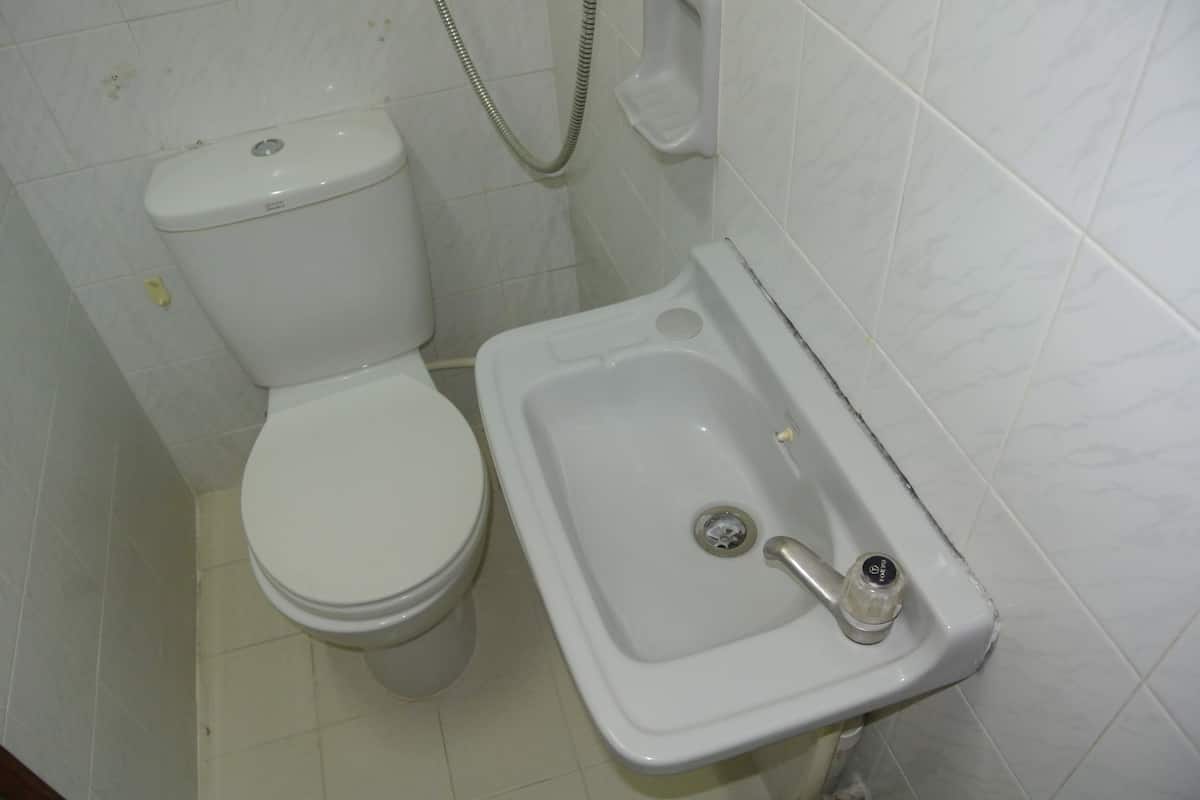 Une petite salle de bain avec des toilettes et un lavabo.