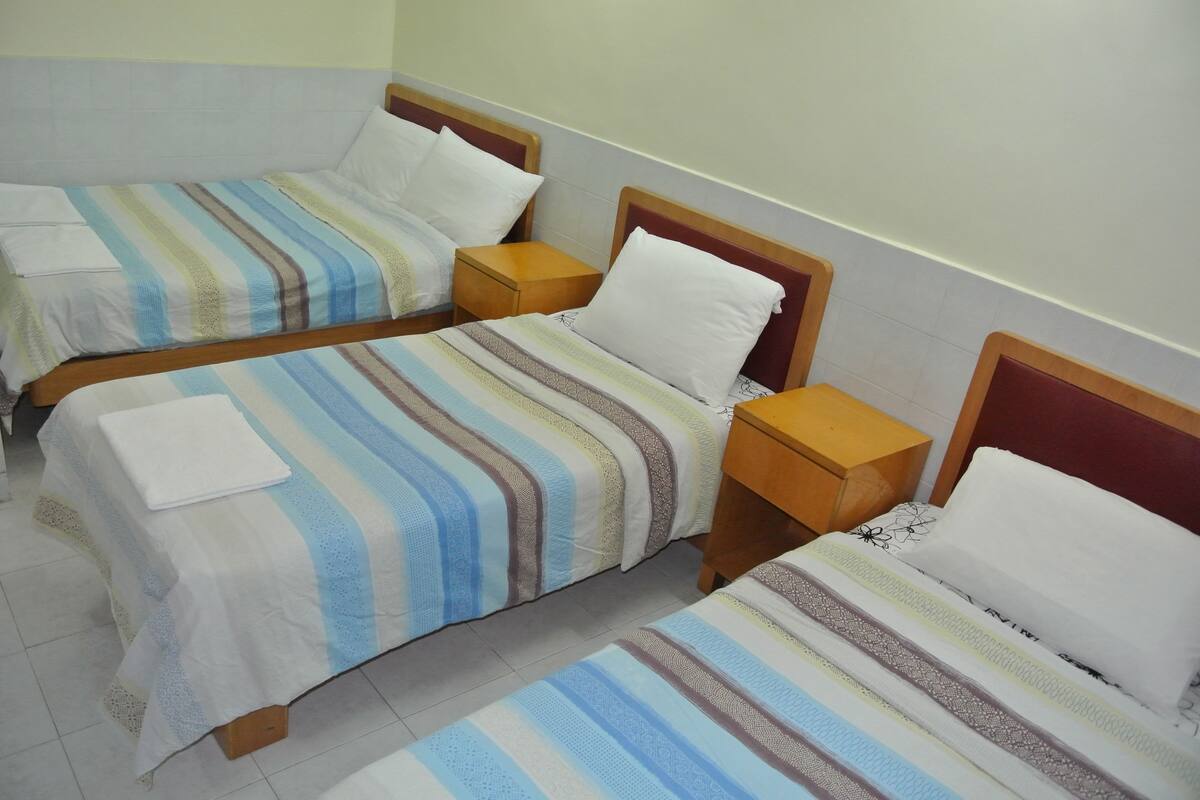 Chambre Familiale (1 Double Bed and 2 Single Beds) | Wi-Fi gratuit