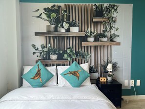 Quarto casal (Room 2) | Edredons de pluma, cortinas blackout, Wi-Fi de cortesia