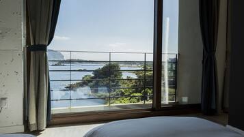 Deluxe Triple Room | Down comforters, blackout drapes, free WiFi