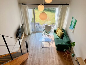 Duplex | Living area | 42-inch flat-screen TV with cable channels, TV, pay movies - La Pause B&B (Seogwipo)
