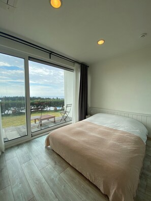 Deluxe Villa, 1 Queen Bed | 1 bedroom, laptop workspace, blackout drapes, free WiFi - La Pause B&B (Seogwipo)