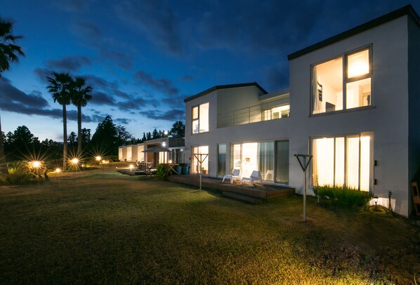 Façade de l’hébergement - soirée/nuit