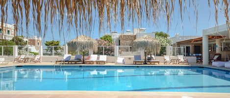 Una piscina al aire libre de temporada