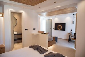 Tabla de planchar con plancha y ropa de cama 