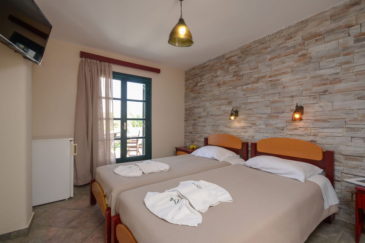1 habitación, tabla de planchar con plancha y ropa de cama