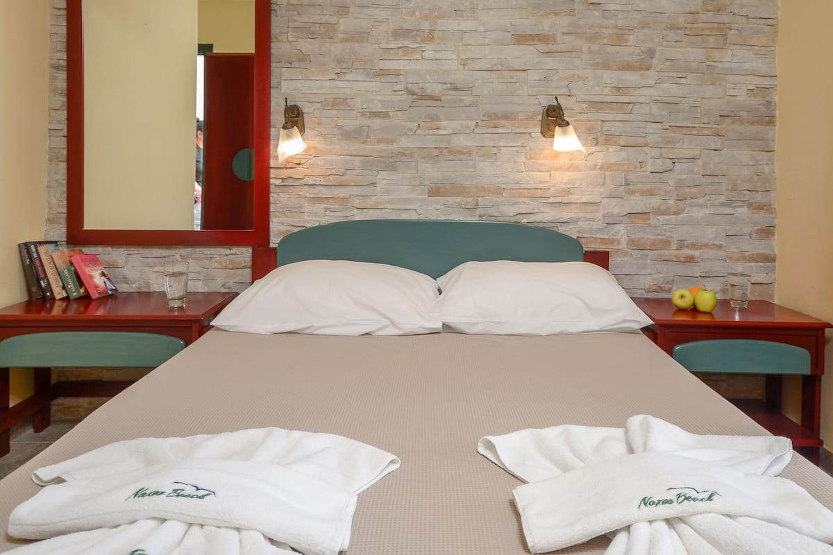 1 habitación, tabla de planchar con plancha y ropa de cama