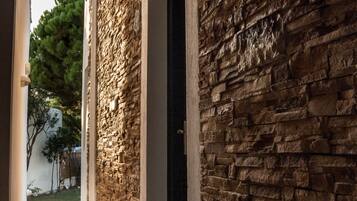 1 غرفة نوم ومكواة/لوح كي وملاءات أسرّة