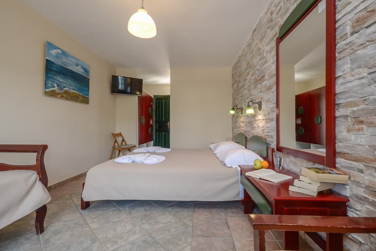 1 habitación, tabla de planchar con plancha y ropa de cama