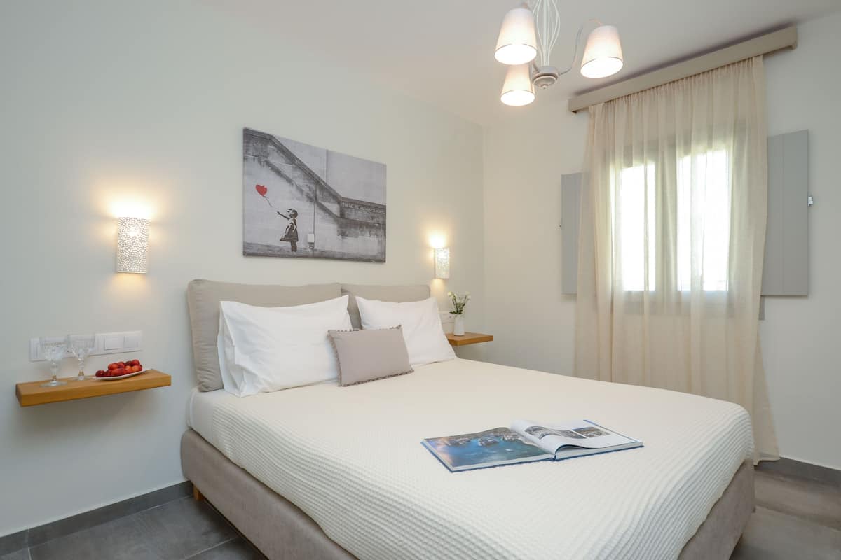 1 habitación, tabla de planchar con plancha y ropa de cama