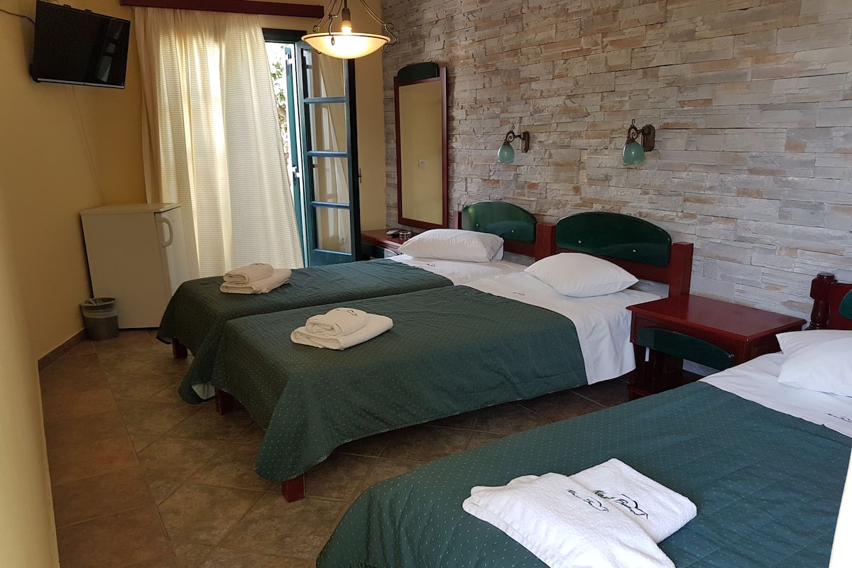 1 habitación, tabla de planchar con plancha y ropa de cama