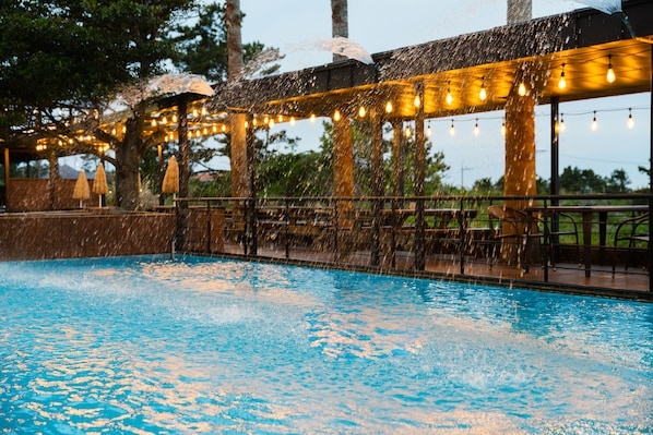 Hồ bơi ngoài trời phục vụ theo mùa