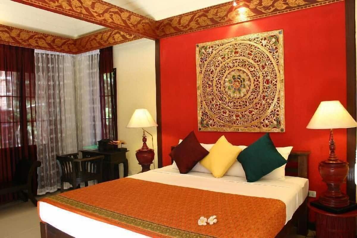 Frigobar (abastecido com alguns itens grátis), cofres nos quartos