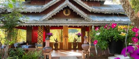 Se sirven desayunos, almuerzos y cenas; cocina tailandesa