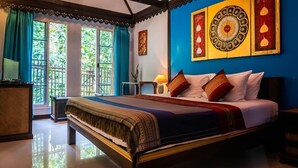 Ein Schlafzimmer mit einem großen Bett, einem Schreibtisch und einem Fenster mit Vorhängen.