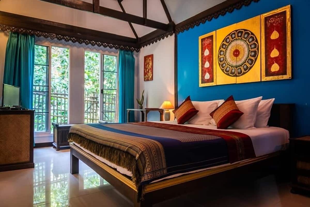Boutique | Free minibar items, in-room safe, desk, free cots/infant beds
