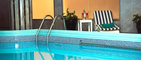 Piscine couverte, chaises longues