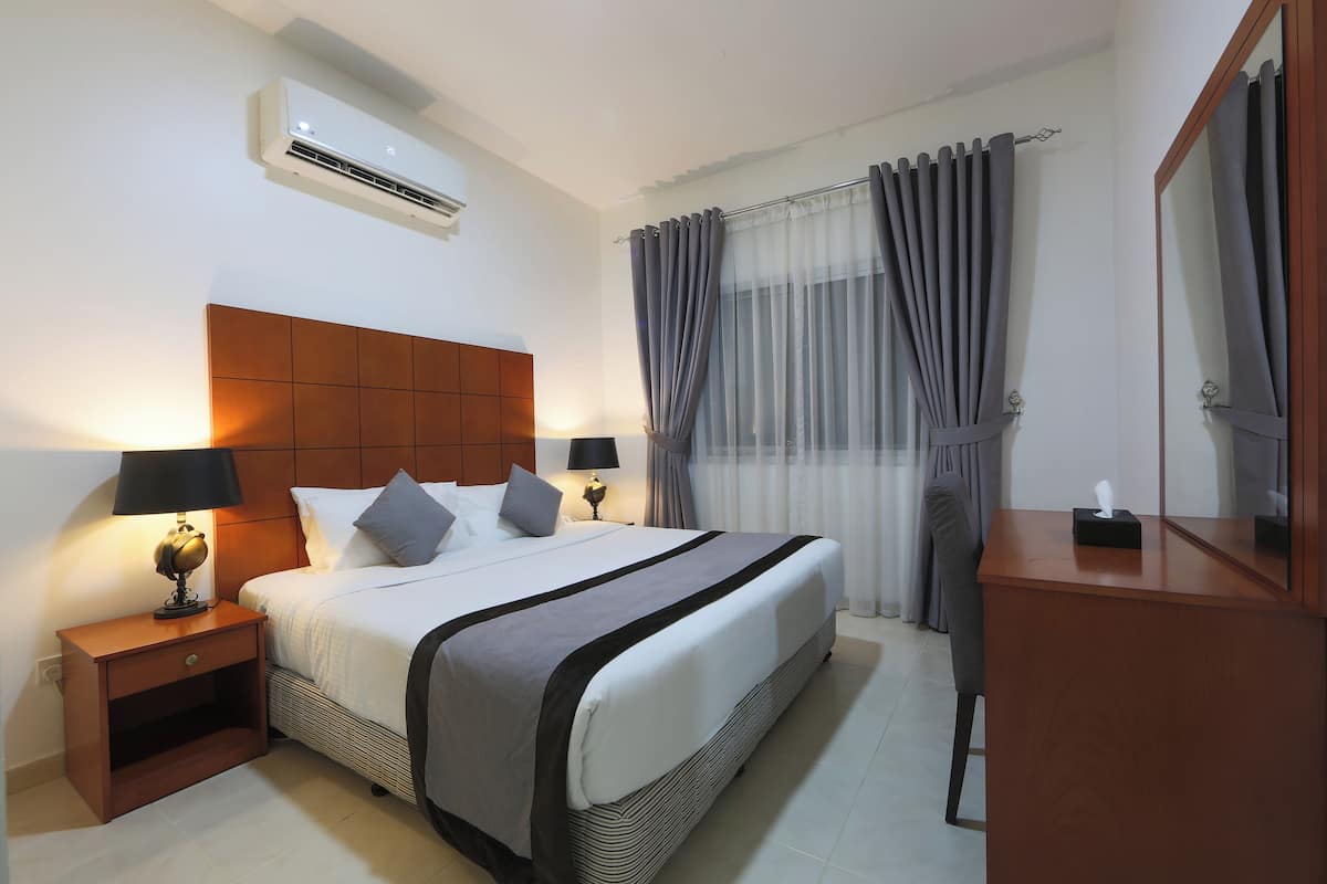1 bedroom, premium bedding, minibar, in-room safe