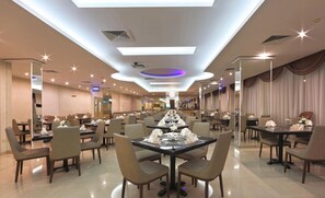 Petit déjeuner, déjeuner et dîner servis sur place, vue sur la plage