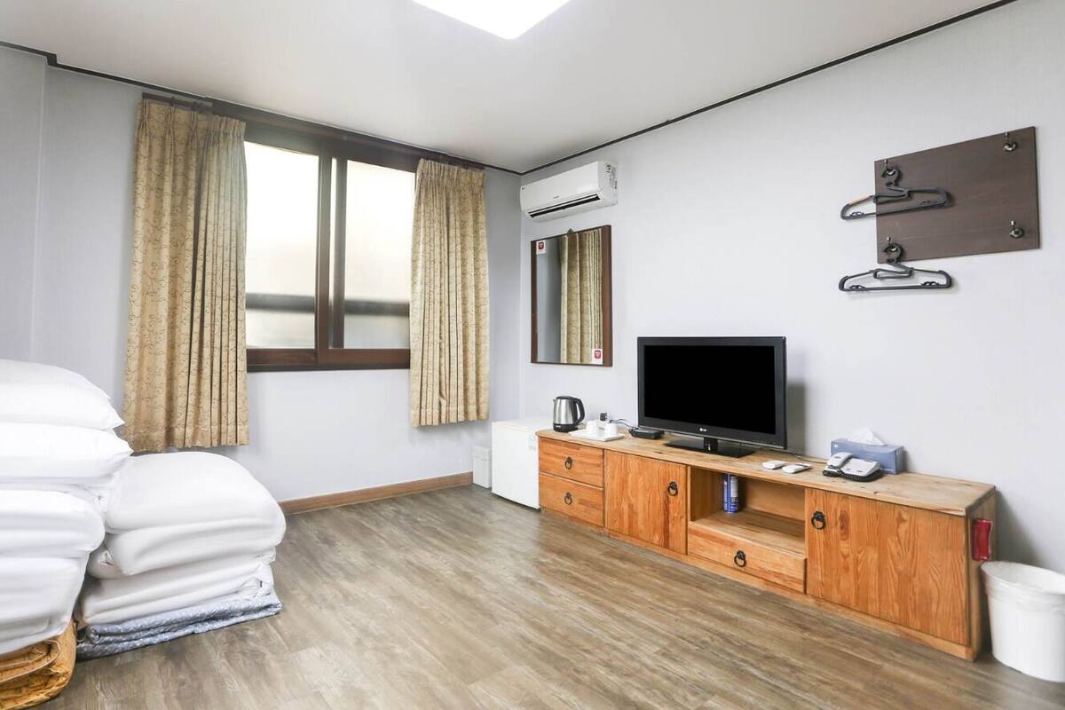 Traditional Ondol Room (Check-in unavailable after midnight, please notify check-in time in advance) | WiFi (free)