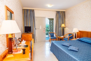 Minibar, in-room safe, laptop workspace, blackout drapes