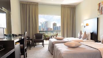 Habitación doble estándar, vista a la ciudad | Minibar y caja de seguridad en la habitación