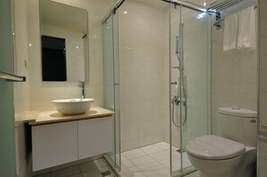 Shower, free toiletries, hair dryer, slippers - Yes Inn Taipei (Taipei)