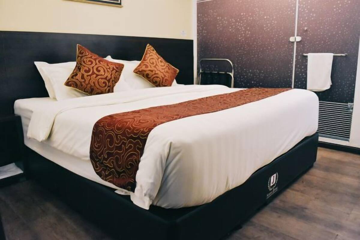 Luxe beddengoed, Tempur Pedic-bedden, een bureau, een laptopwerkplek