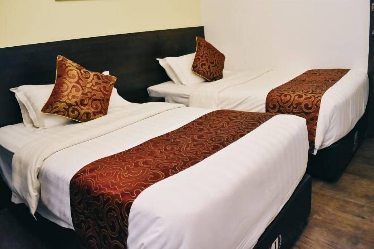 Luxe beddengoed, Tempur Pedic-bedden, een bureau, een laptopwerkplek