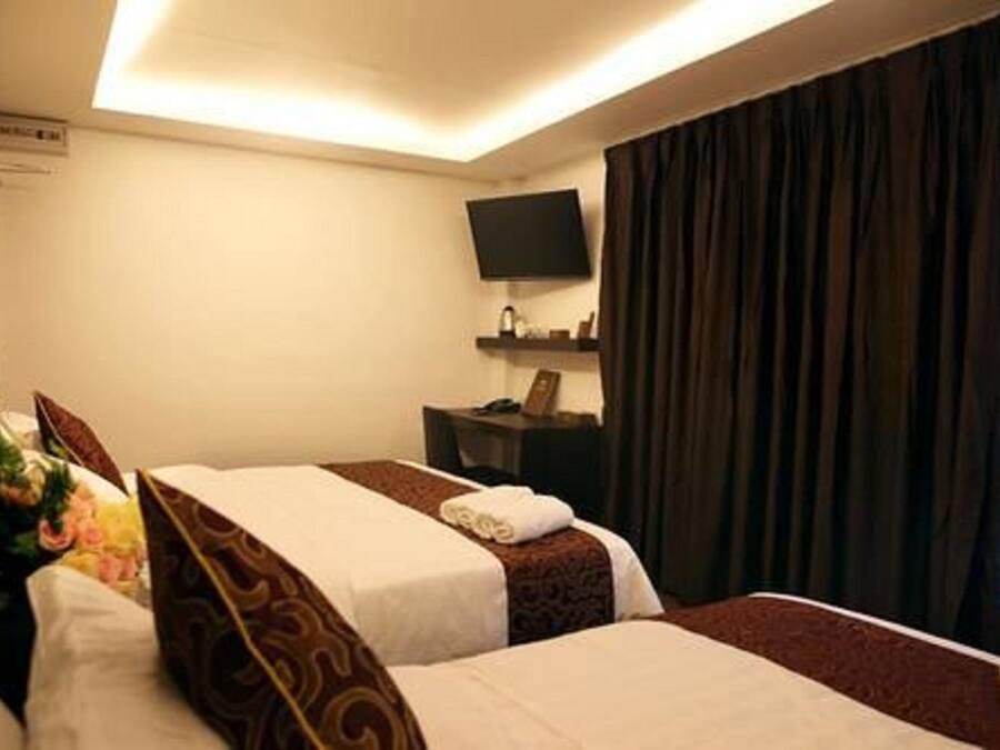 Ropa de cama de alta calidad, colchones Tempur-Pedic y escritorio