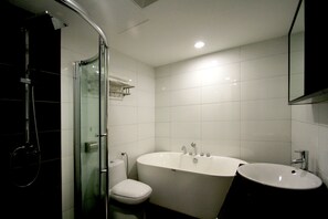 Executive King | Bathroom
