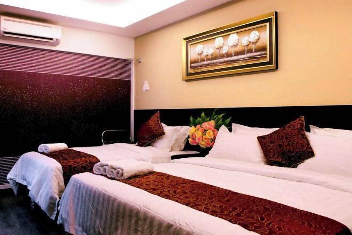 Luxe beddengoed, Tempur Pedic-bedden, een bureau, een laptopwerkplek
