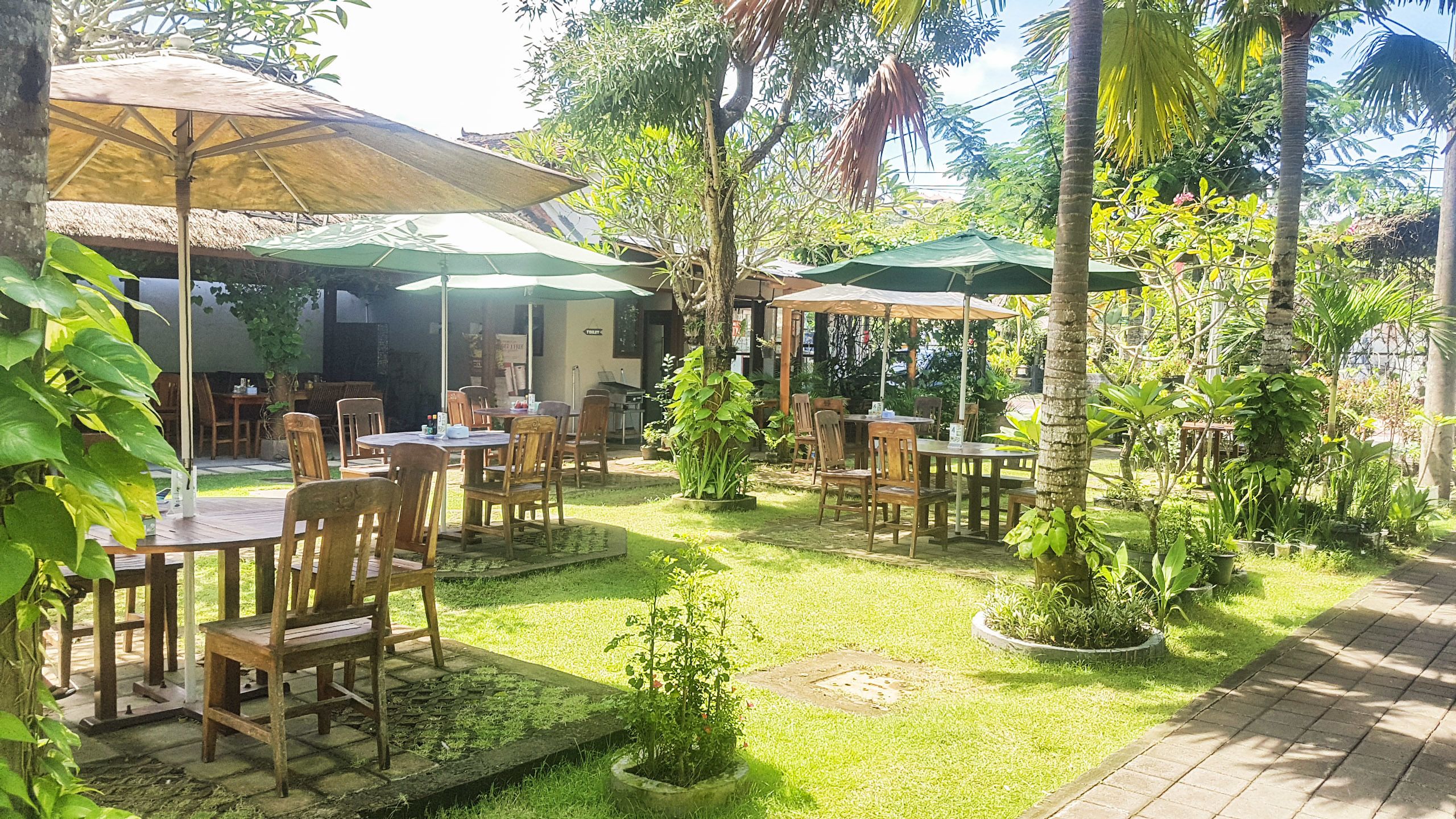 breakfast, lunch, dinner served; international cuisine