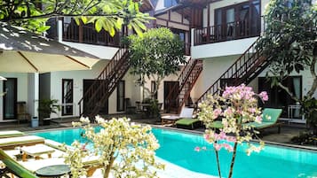 Una piscina al aire libre