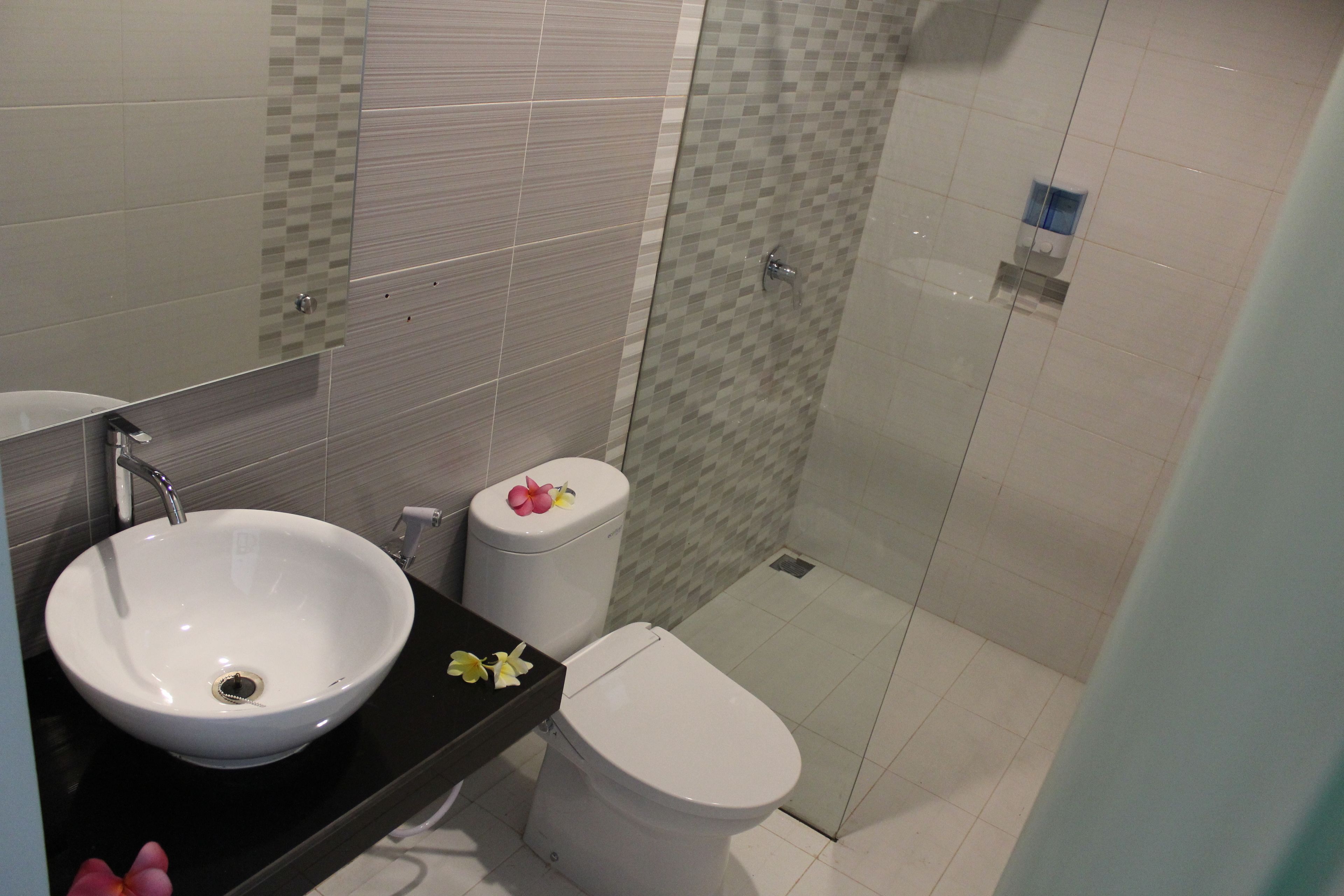bungalow | bathroom | shower, free toiletries, towels