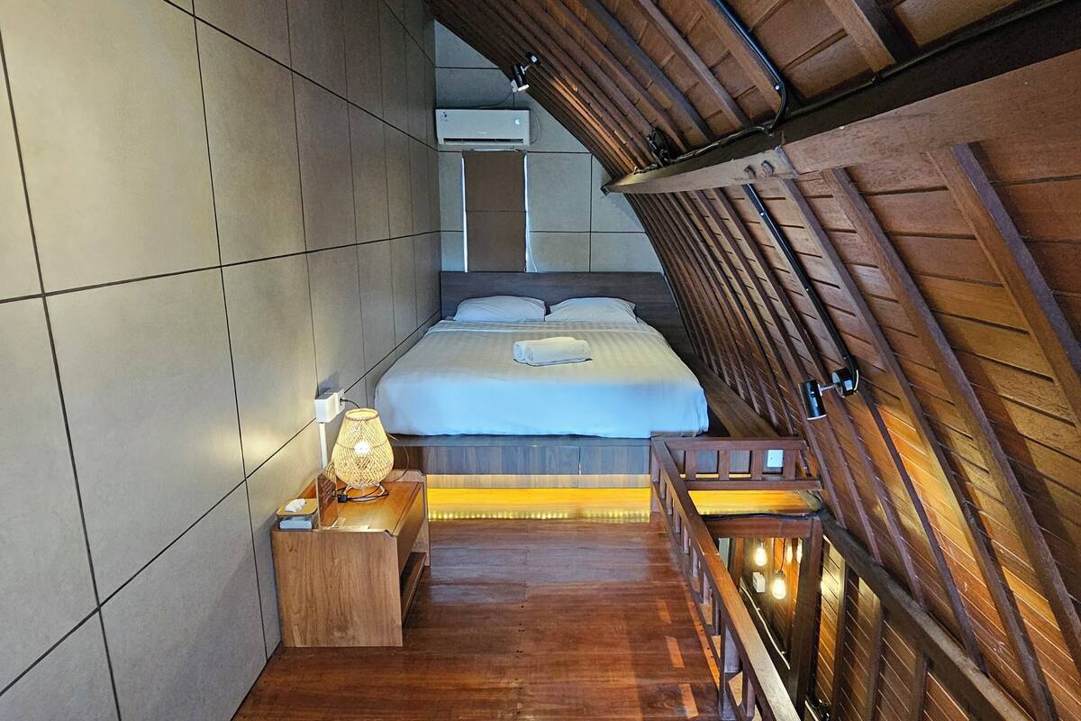 Standard Wood House | Cofres nos quartos, cortinas blackout, Wi-Fi de cortesia, roupa de cama