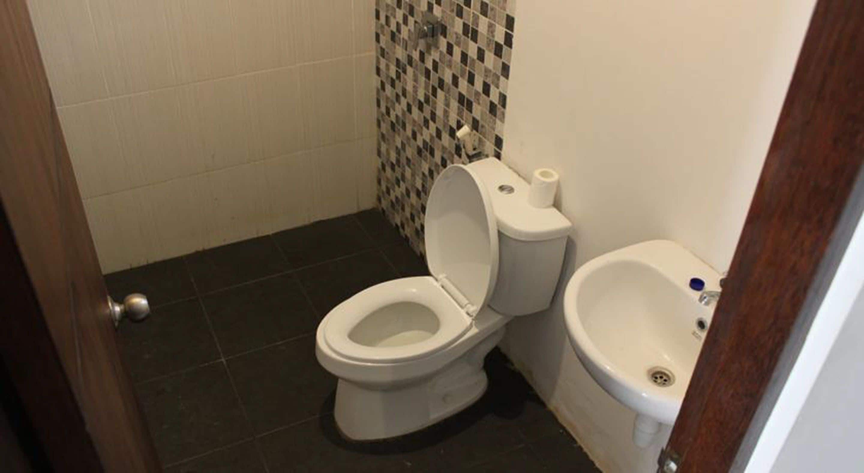 shower, free toiletries, towels