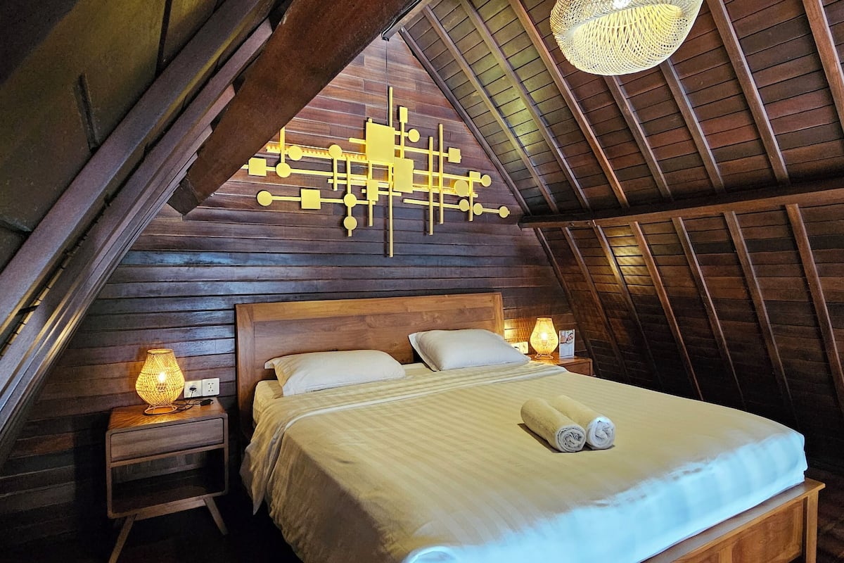 Deluxe Wood House | Cofres nos quartos, cortinas blackout, Wi-Fi de cortesia, roupa de cama