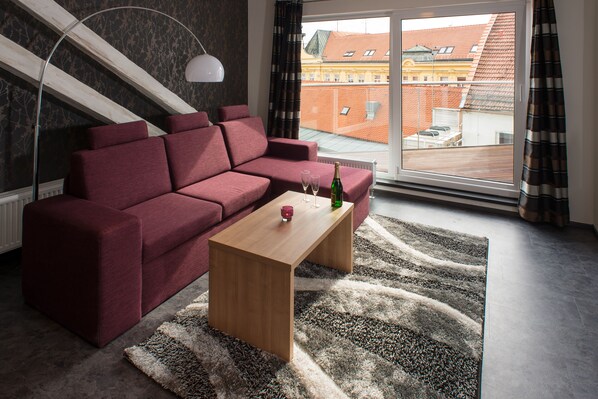 Apartamento luxo, banheira de imersão | Área de estar | TV de tela plana
