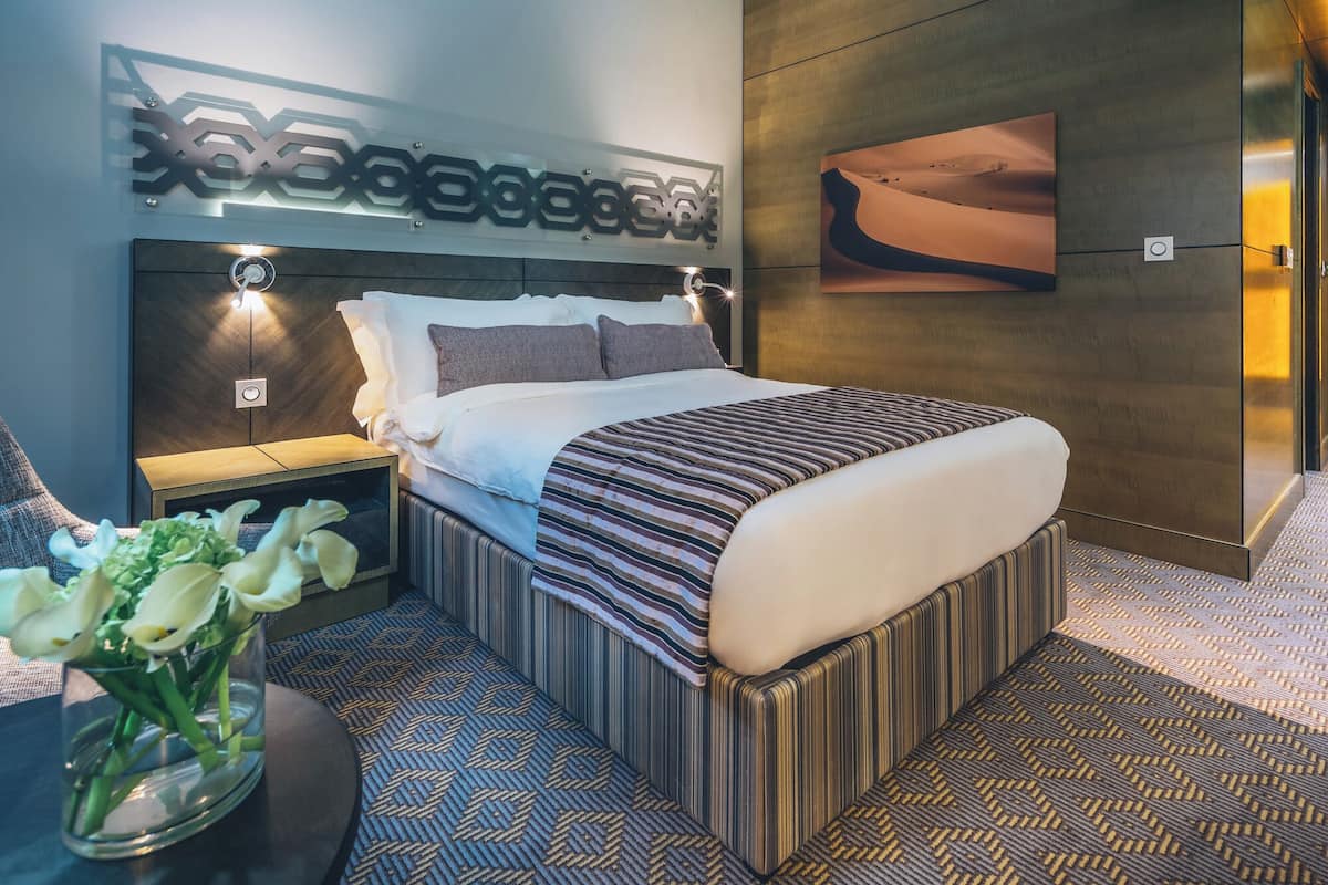 Classic Queen Room | 1 bedroom, premium bedding, minibar, in-room safe