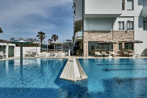 2 albercas al aire libre