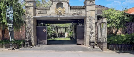 Fachada de la propiedad