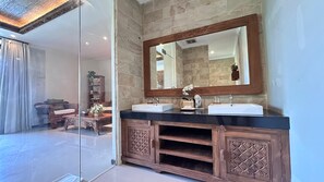 Suite – executive | Bad | Separat badekar og dusj, regndusjhode og toalettartikler (inkludert)