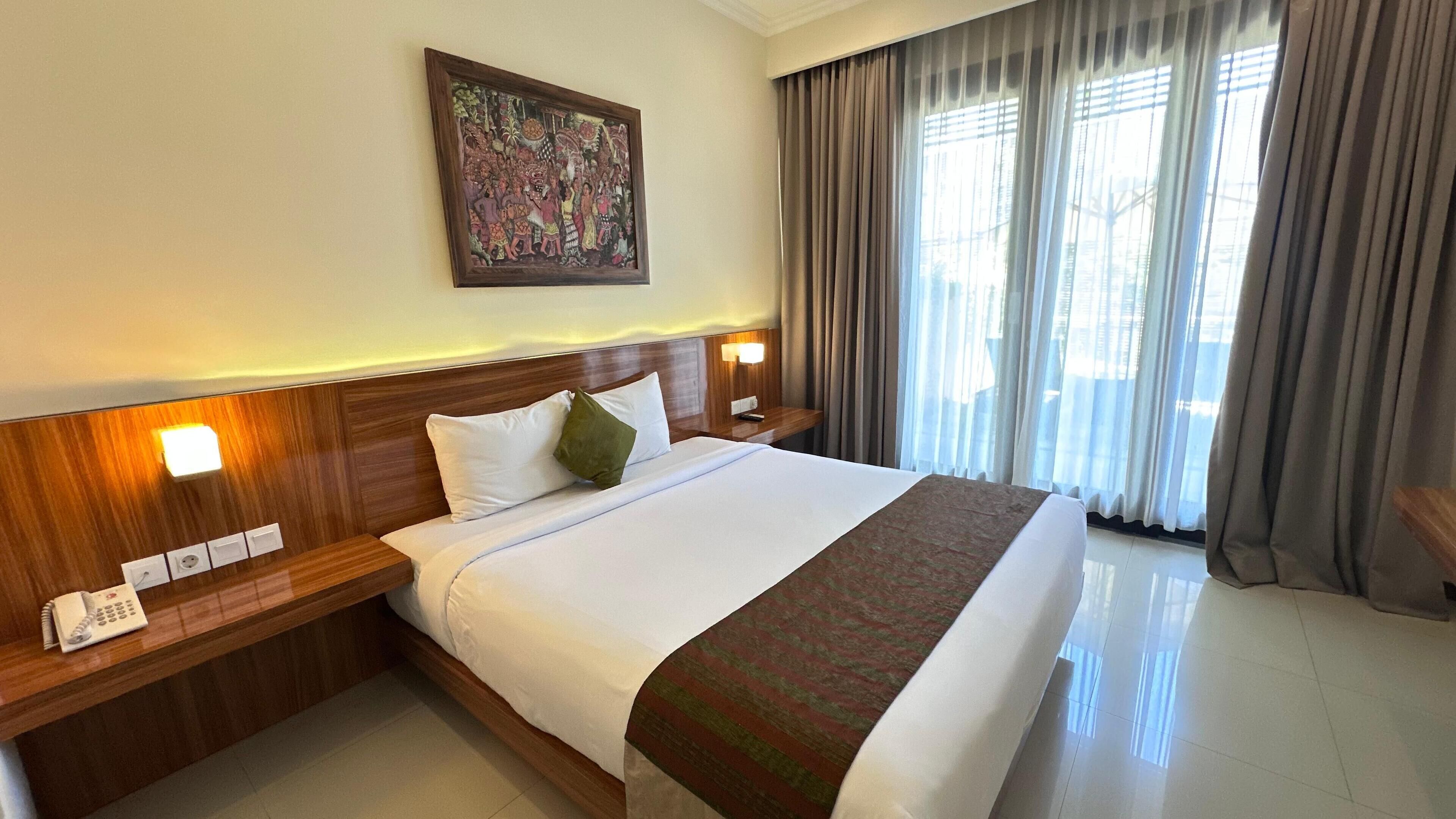 Brankas, meja kerja, Wi-Fi gratis, dan seprai linen