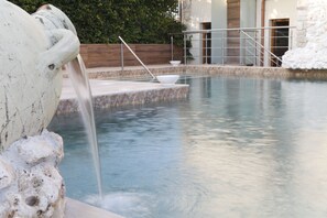 Outdoor pool, pool loungers - Hotel Villa Clementina (Scafati)