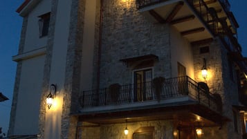 Fassade der Unterkunft – Abend/Nacht