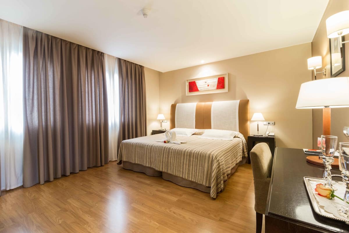 Ropa de cama de alta calidad, caja fuerte, escritorio y cortinas opacas